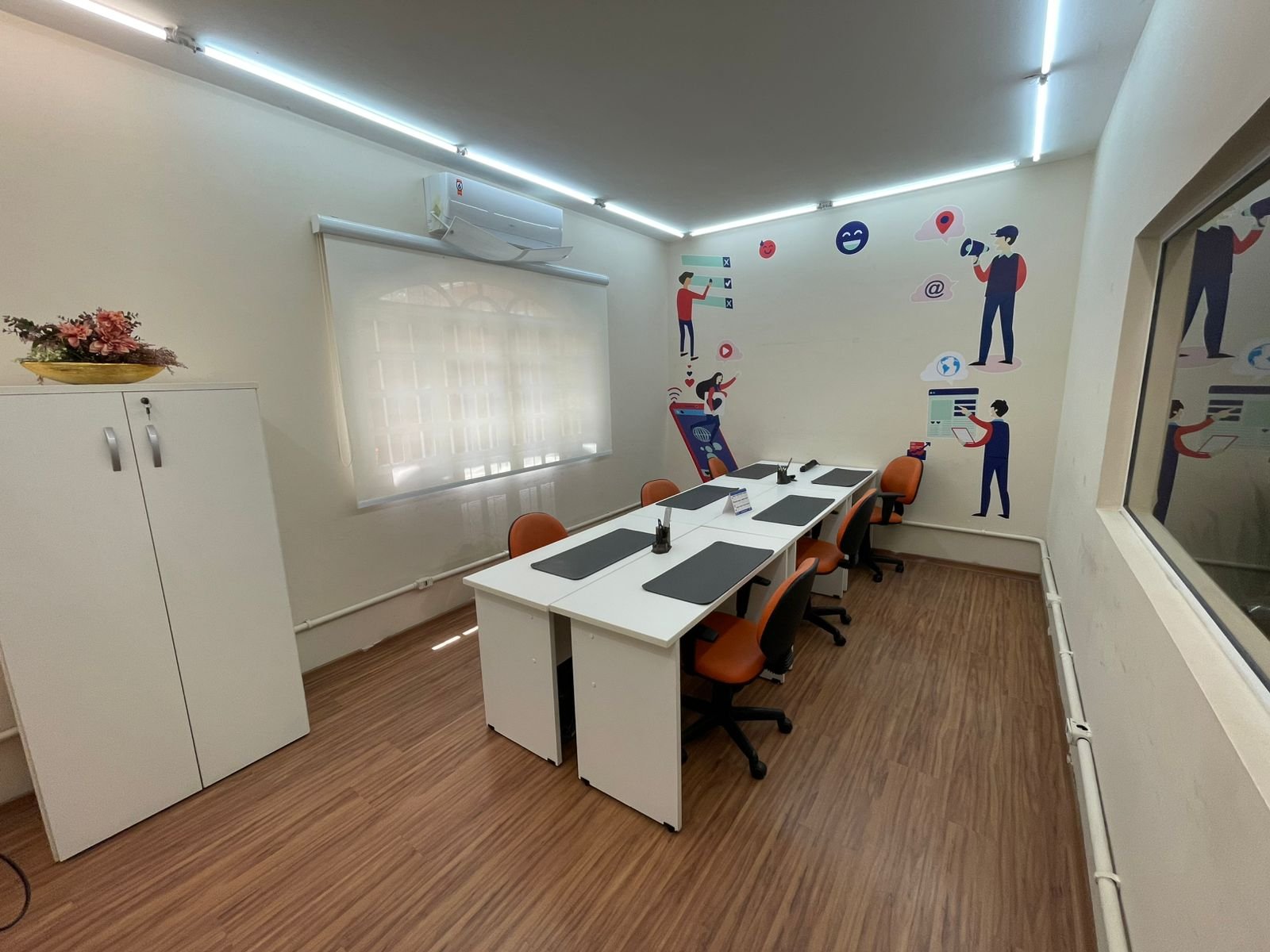 Estações de trabalho do coworking da Gestão Super Simples